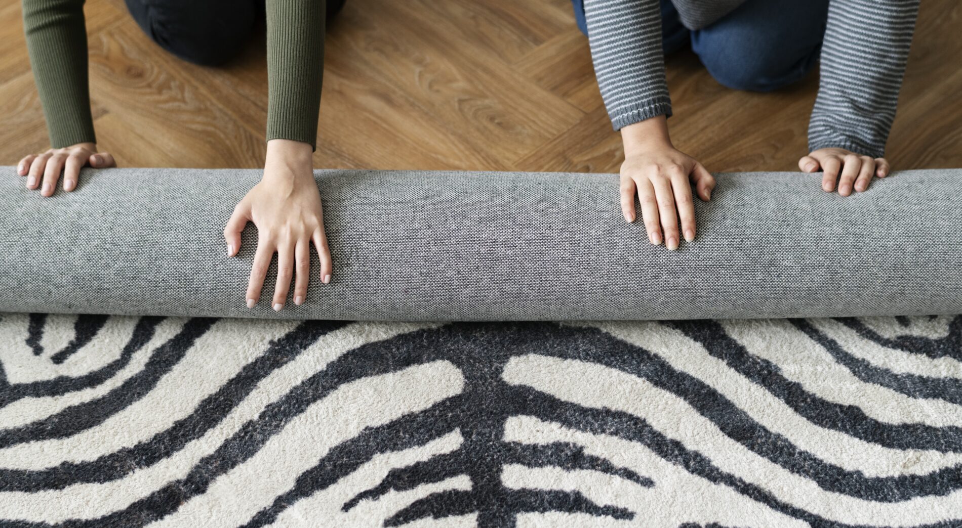 Експерти розповіли, чому вже неактуально класти килим на підлогу. Фото: Freepik