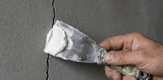 Експерти розповіли, як прибрати тріщини в стіні самостійно. Фото: Добрі новини