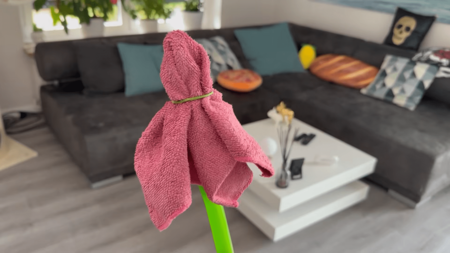 Господині розповіли про зони в квартирі, які часто забувають прибирати. Фото: YouTube/Smart Fox