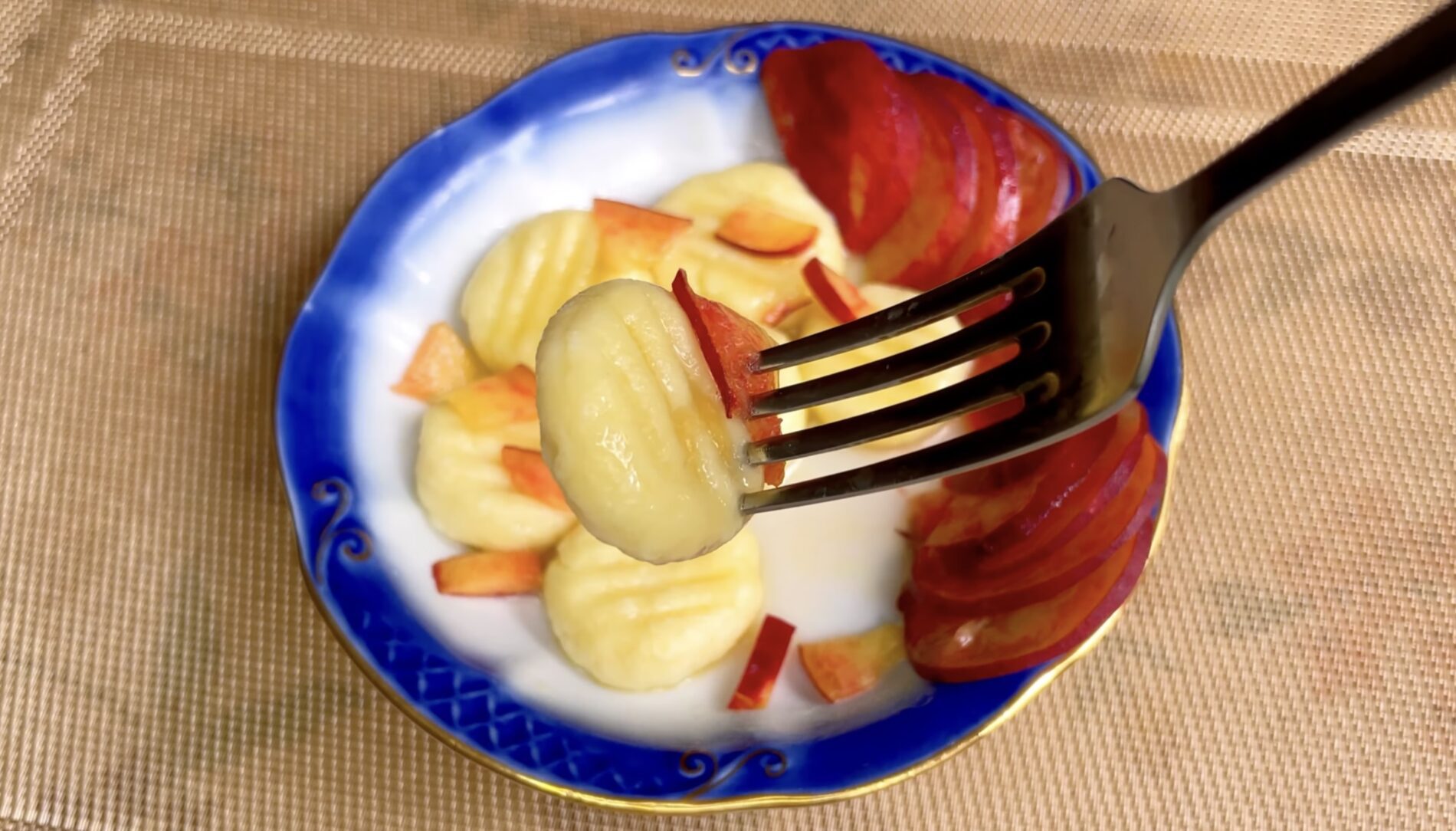 Господині поділилися рецептом ніжних лінивих вареників. Фото: YouTube Марі готує