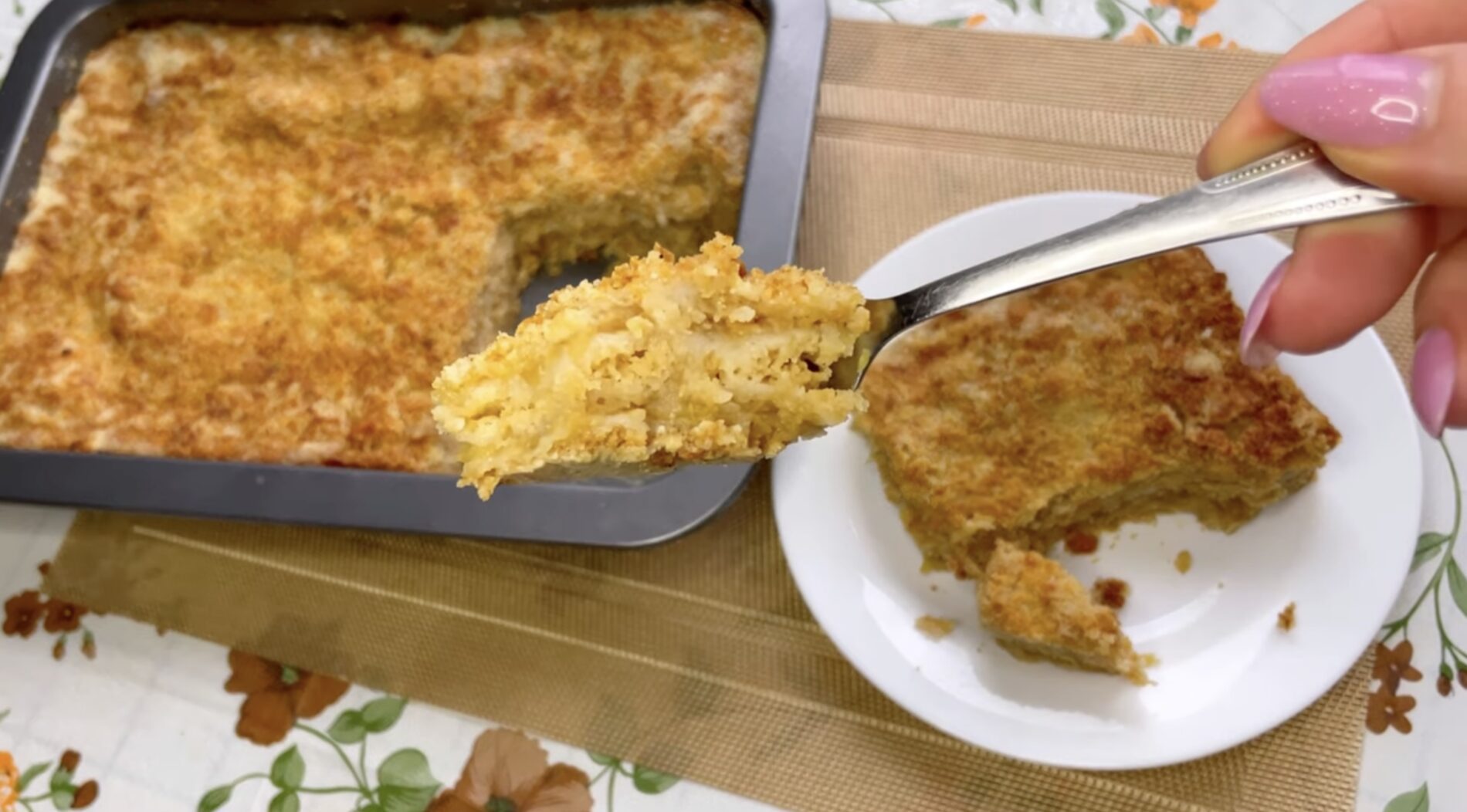 Господині поділилися рецептом насипного яблучного пирога. Фото: YouTube Марі готує