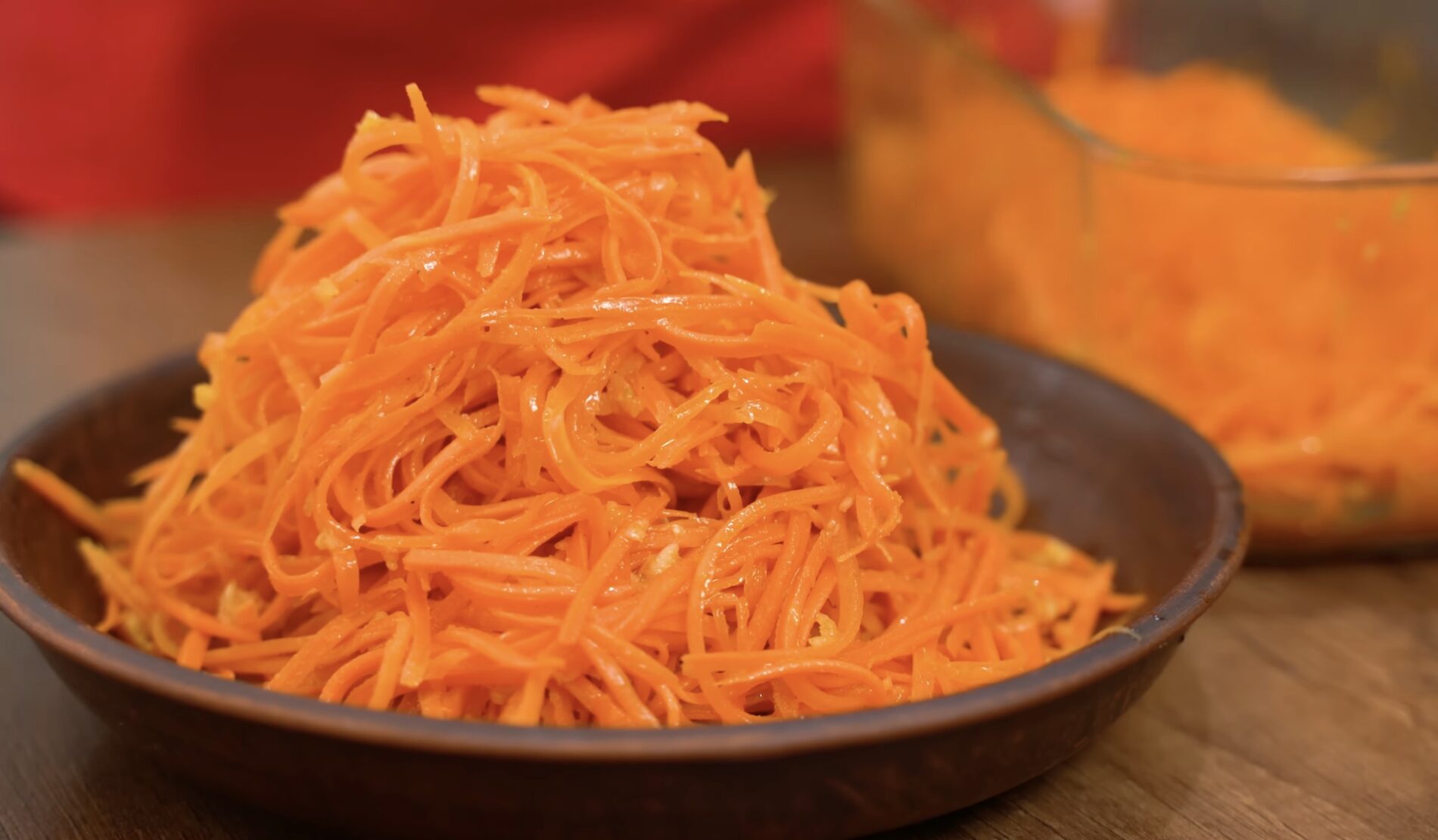 Господині поділилися смачним рецептом моркви по-корейськи. Фото: YouTube Alina FooDee