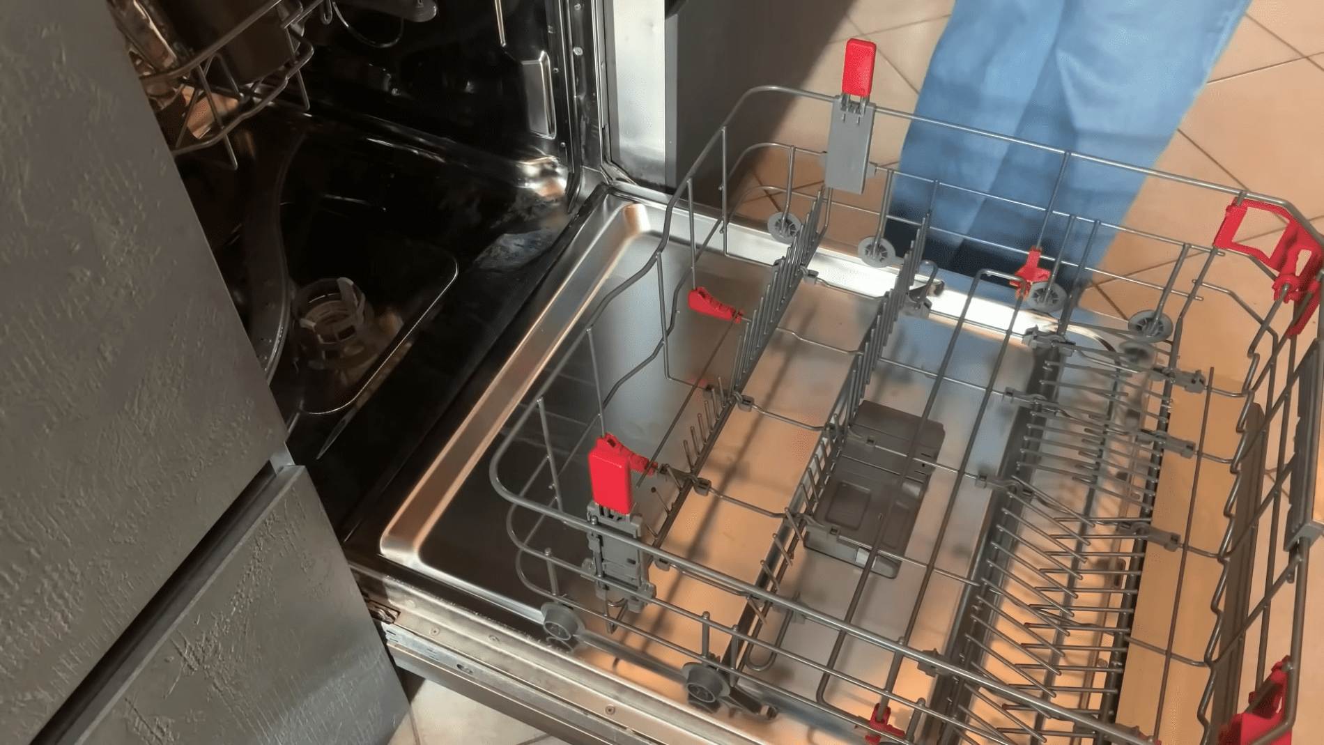 Експерти назвали лайфхаки для довгої служби посудомийної машинки. Фото:YouTube/Il Rifugio Perfetto