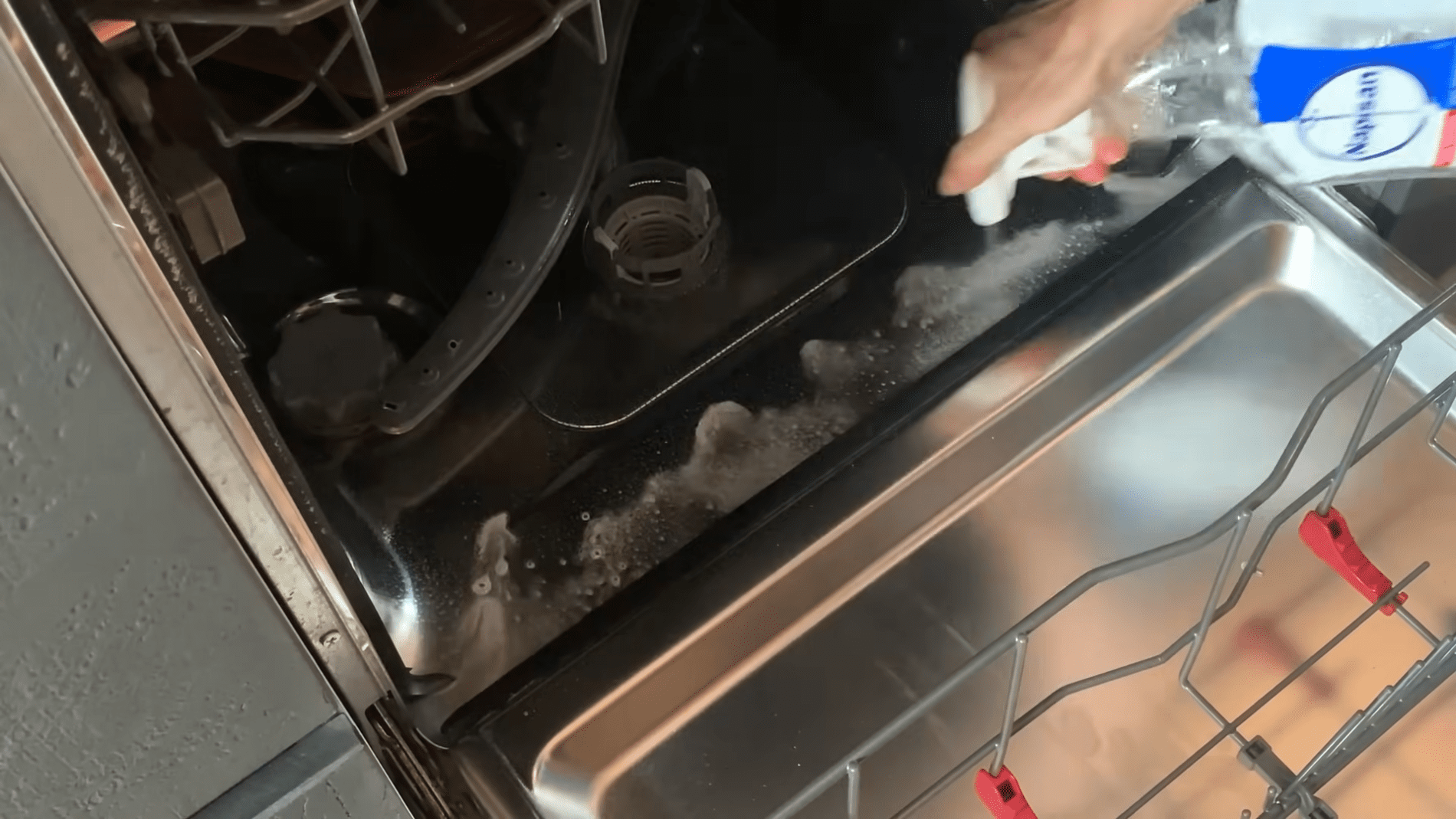 Експерти назвали лайфхаки для довгої служби посудомийної машинки. Фото:YouTube/Il Rifugio Perfetto