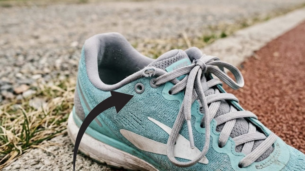 Шевці розповіли, навіщо потрібен додатковий отвір для шнурків на кросівках. Фото: Добрі новини 