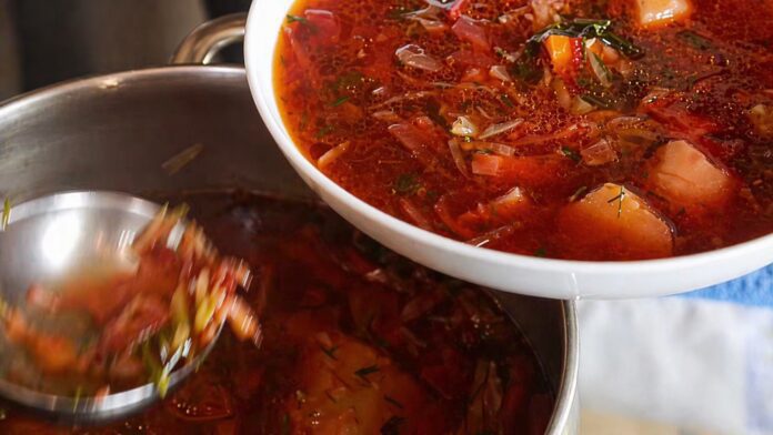 Господині розповіли рецепт справжнього українського борщу. Фото: YouTube НАШІ БЕСАГИ - їжа та рецепти 