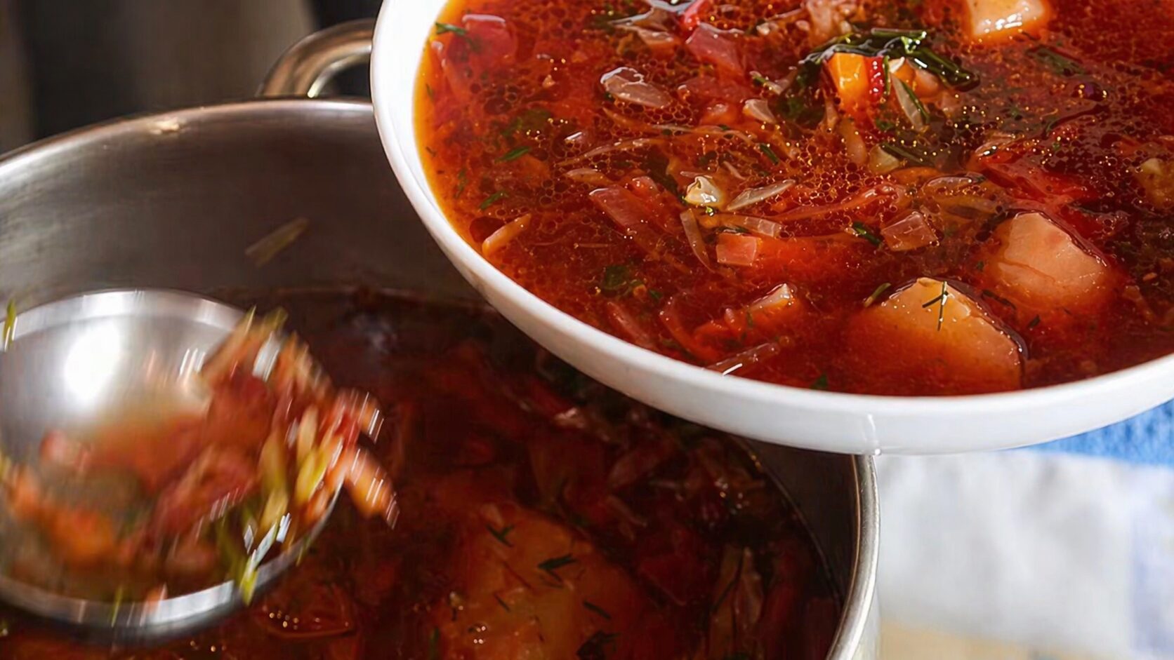 Господині розповіли рецепт справжнього українського борщу. Фото: YouTube НАШІ БЕСАГИ - їжа та рецепти 