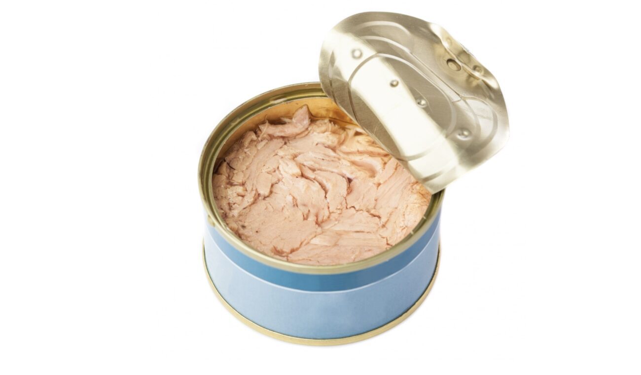 Експерти розповіли, що корисніше: консервований тунець чи сардини. Фото: Freepik 