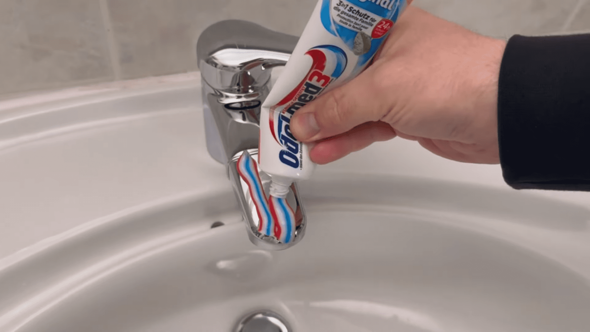 Експерти розповіли про ефективний спосіб очищення ванної кімнати. Фото: YouTube/Smart Fox