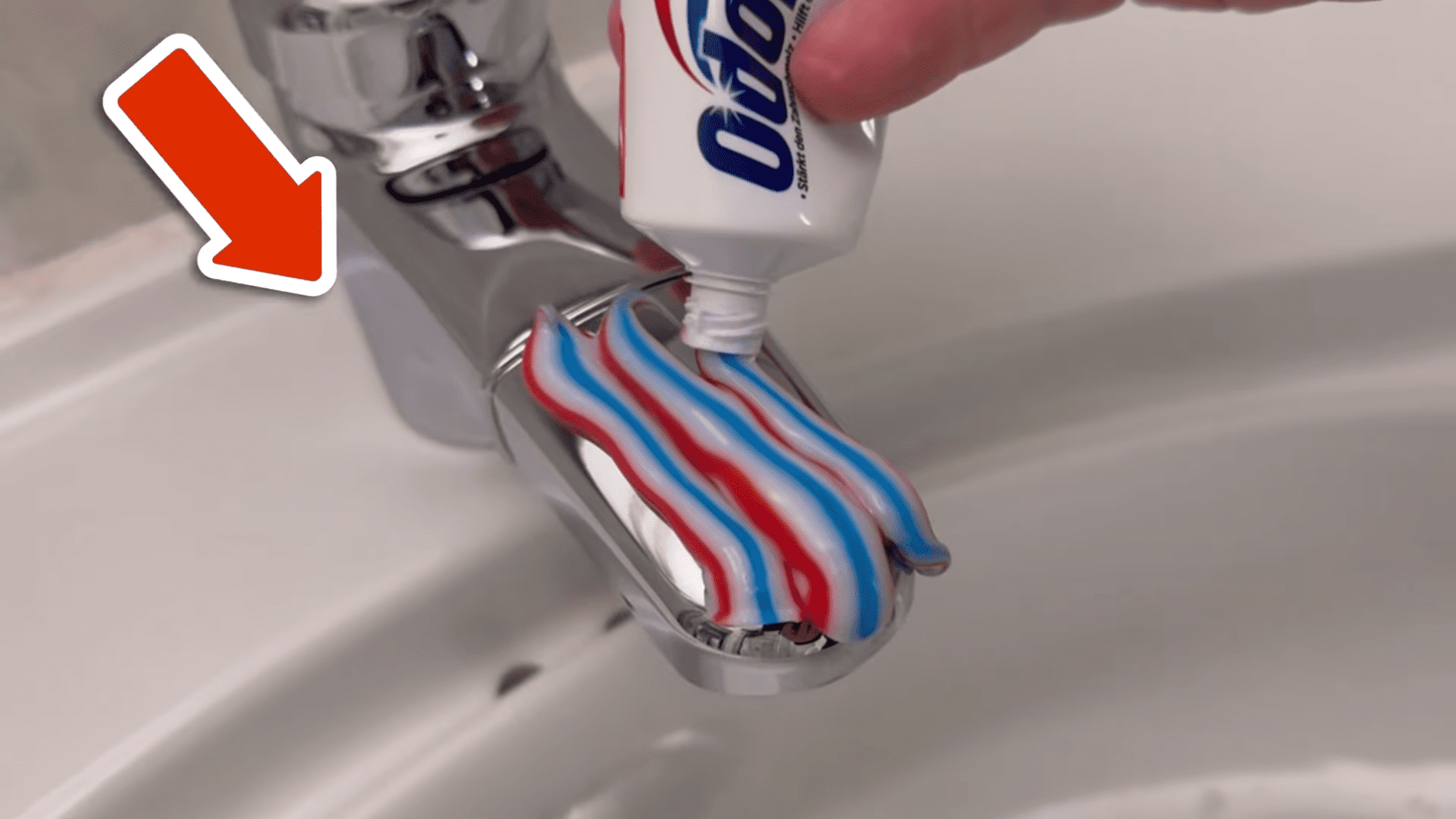 Експерти розповіли про ефективний спосіб очищення ванної кімнати. Фото: YouTube/Smart Fox