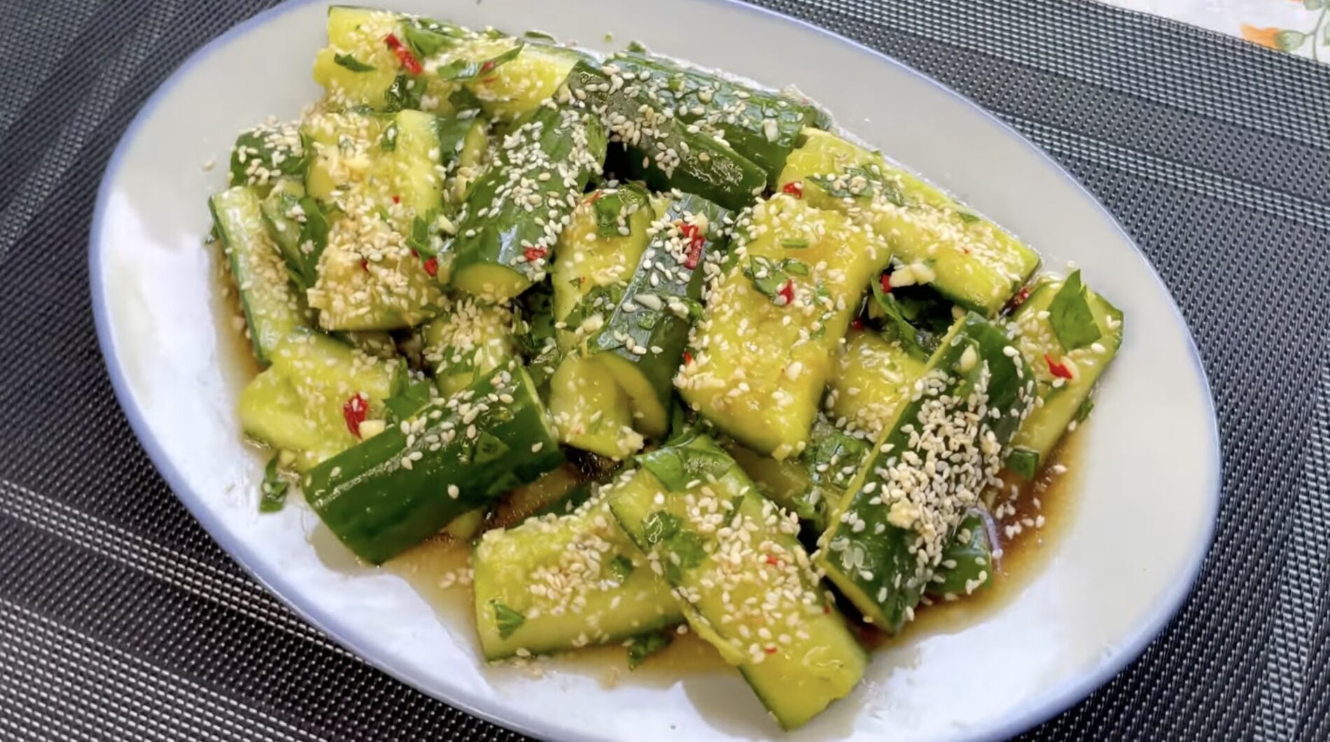 Господині поділилися рецептом пікантних битих огірків. Фото: YouTube Марі готує