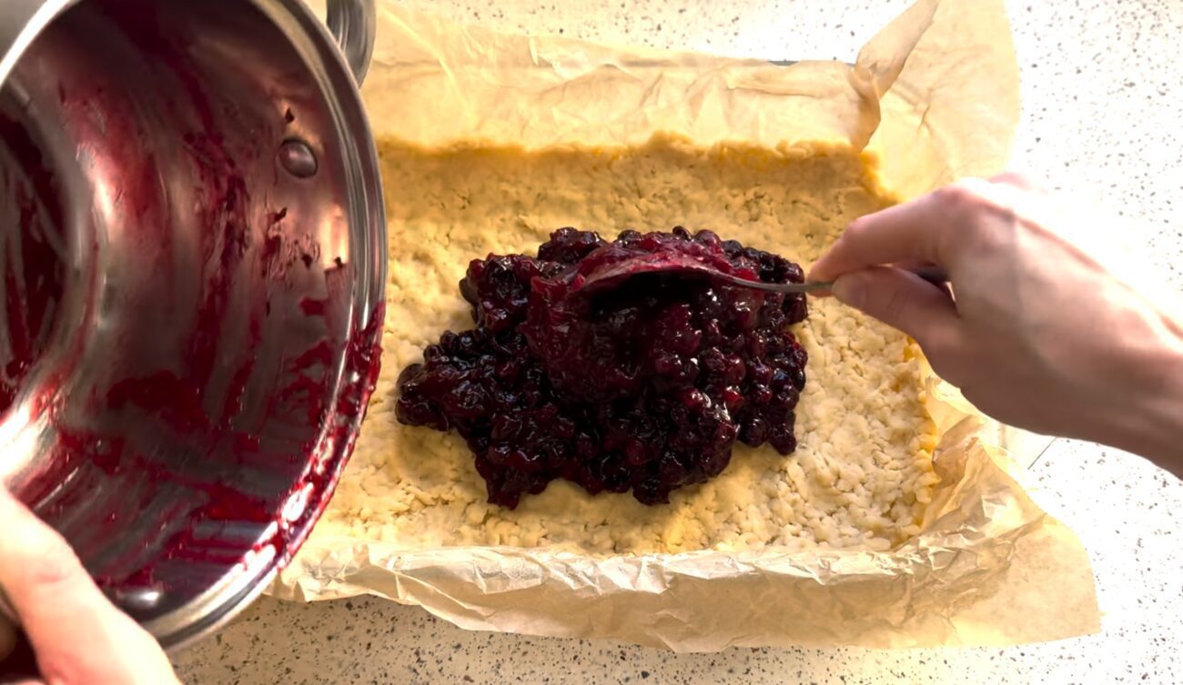 Господині поділилися старим рецептом тертого пирога. Фото: YouTube Марі готує