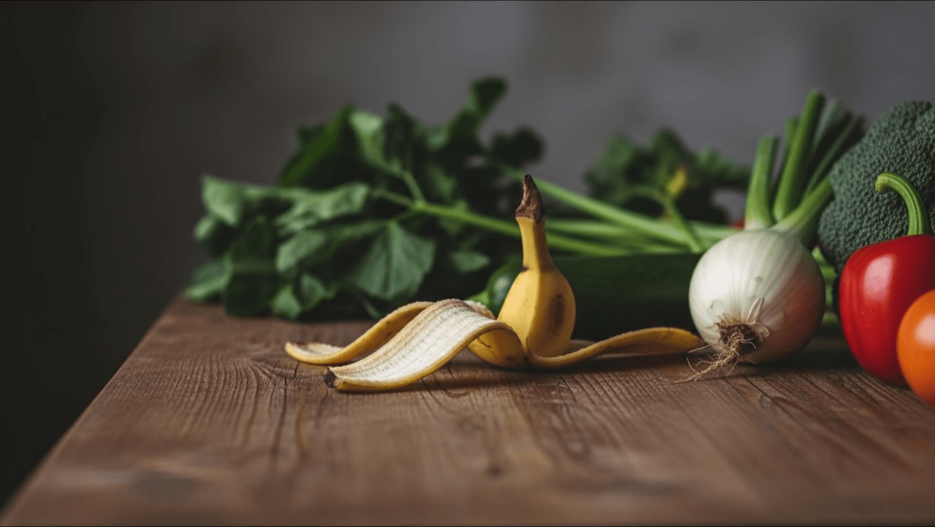 Експерти розповіли, як підживлювати город банановими шкірками. Фото: YouTube/Хазяйський город