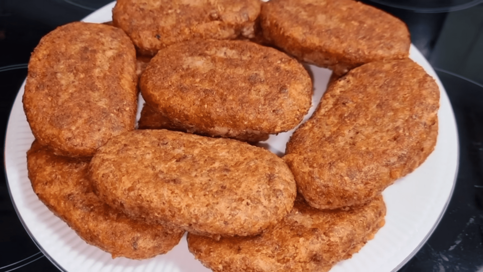 Кулінари розповіли, як приготувати смачні та соковиті котлети без м'яса. Фото: YouTube/SUPER KELINCHAK