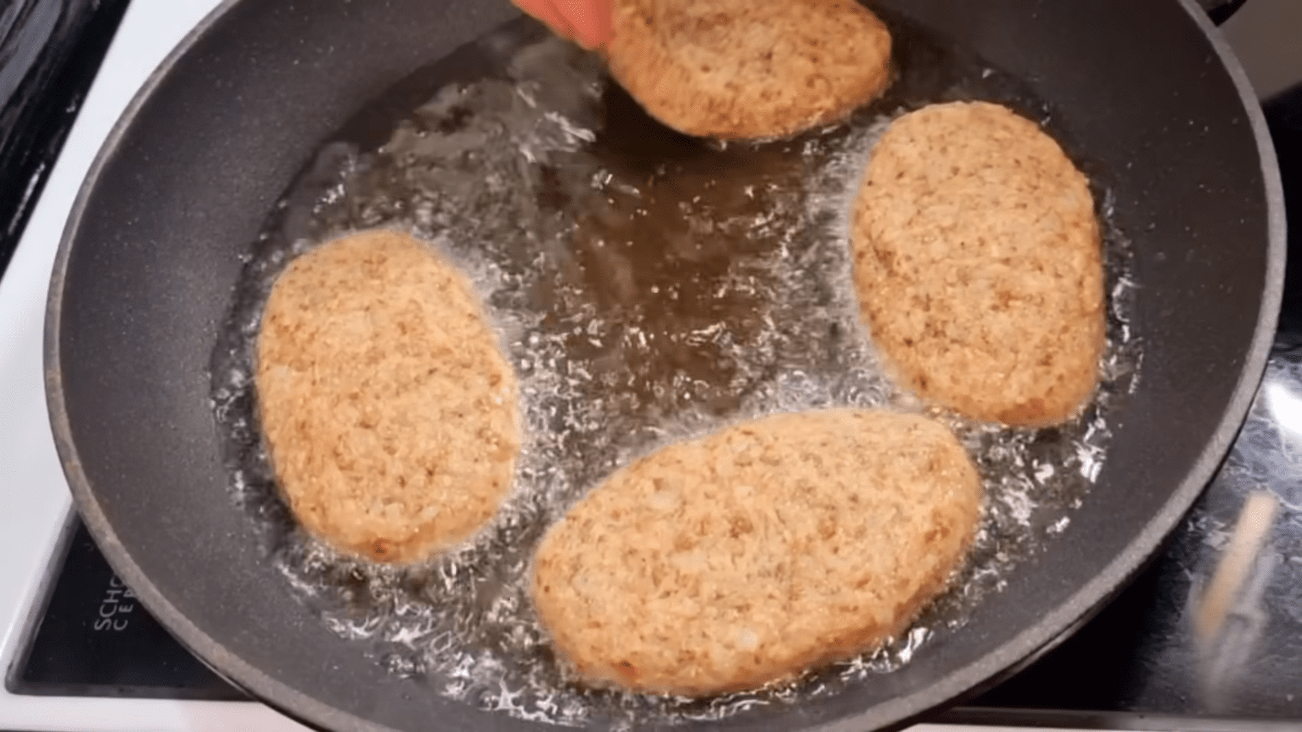 Кулінари розповіли, як приготувати смачні та соковиті котлети без м'яса. Фото: YouTube/SUPER KELINCHAK