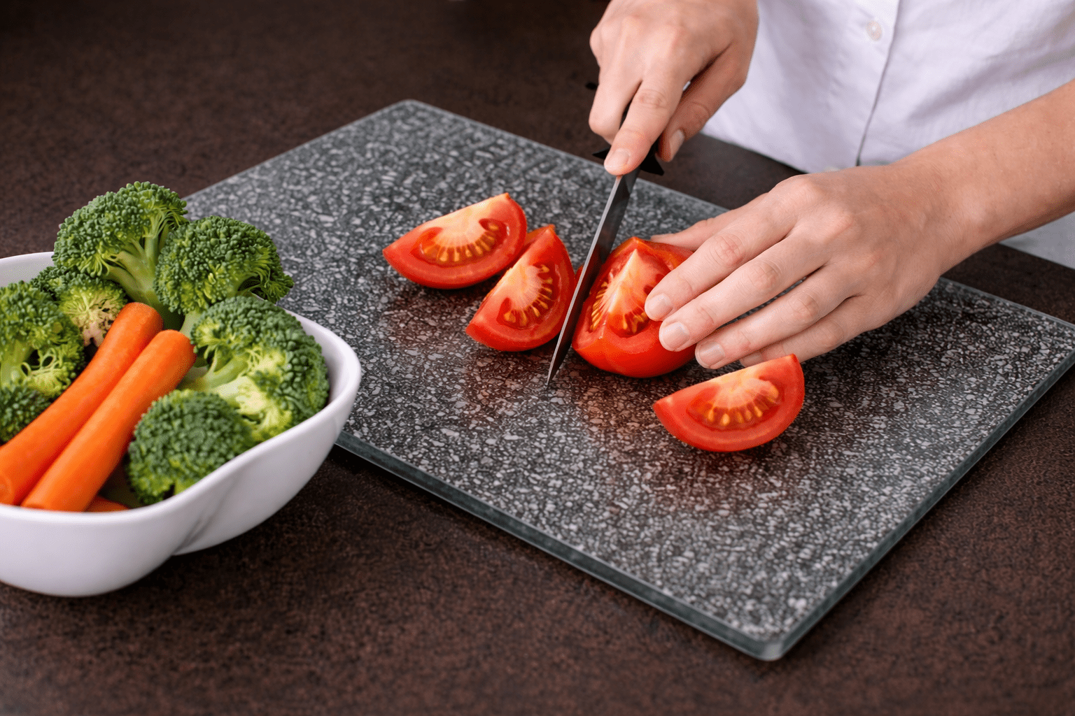 Господині розповіли, чому краще відмовитися від скляних дощечок на кухні 