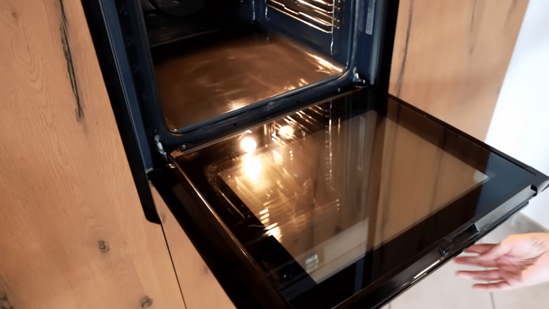 Господині розповіли, як без зусиль відмити духовку. Фото:YouTube/Il Rifugio Perfetto