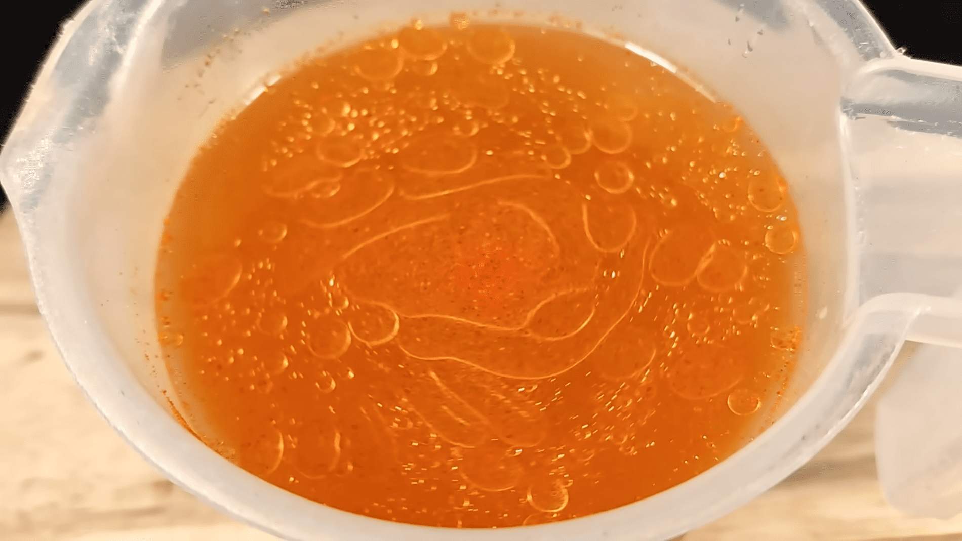 Городники розповіли про натуральний спосіб боротьби з бур'янами. Фото: YouTube/ПРИРОДНЕ ЗДОРОВ'Я