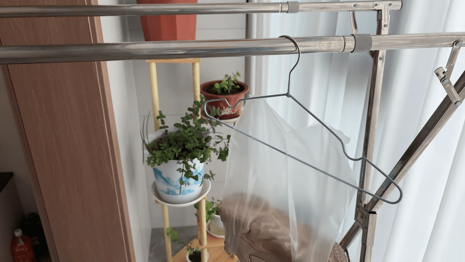 Експерти розповіли цікаві способи використання вішалки в побуті. Фото: YouTube/Mr.Smart