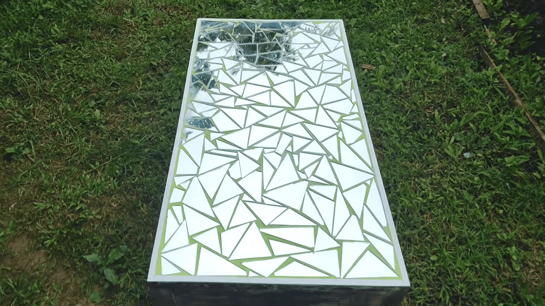 Експерти розповіли, як використати повторно розбите скло. Фото: YouTube/CREATION DIY