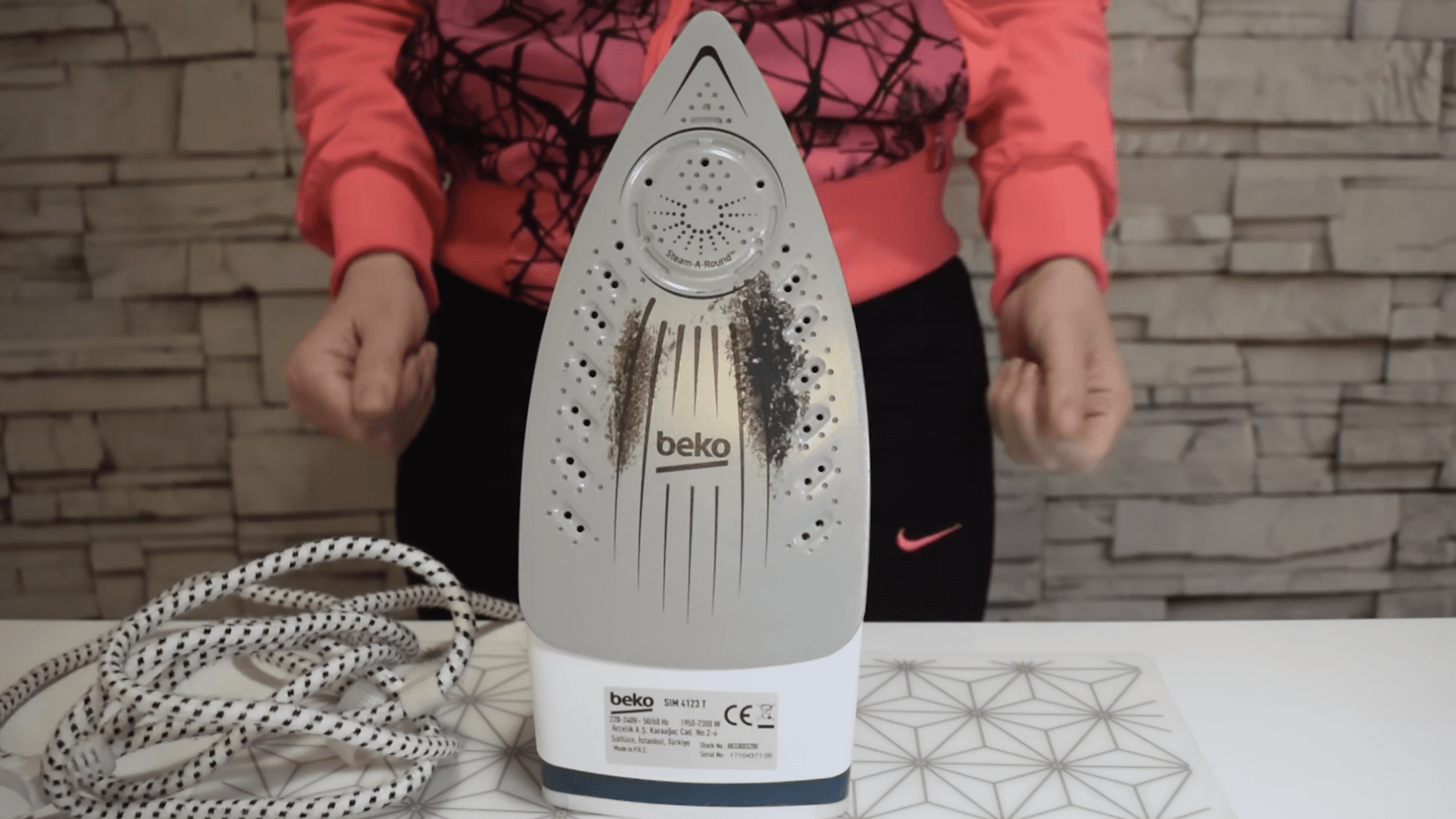 Експерти назвали простий спосіб очистити праску від нагару. Фото:YouTube/Uradi Sama- Ideje za kreativce