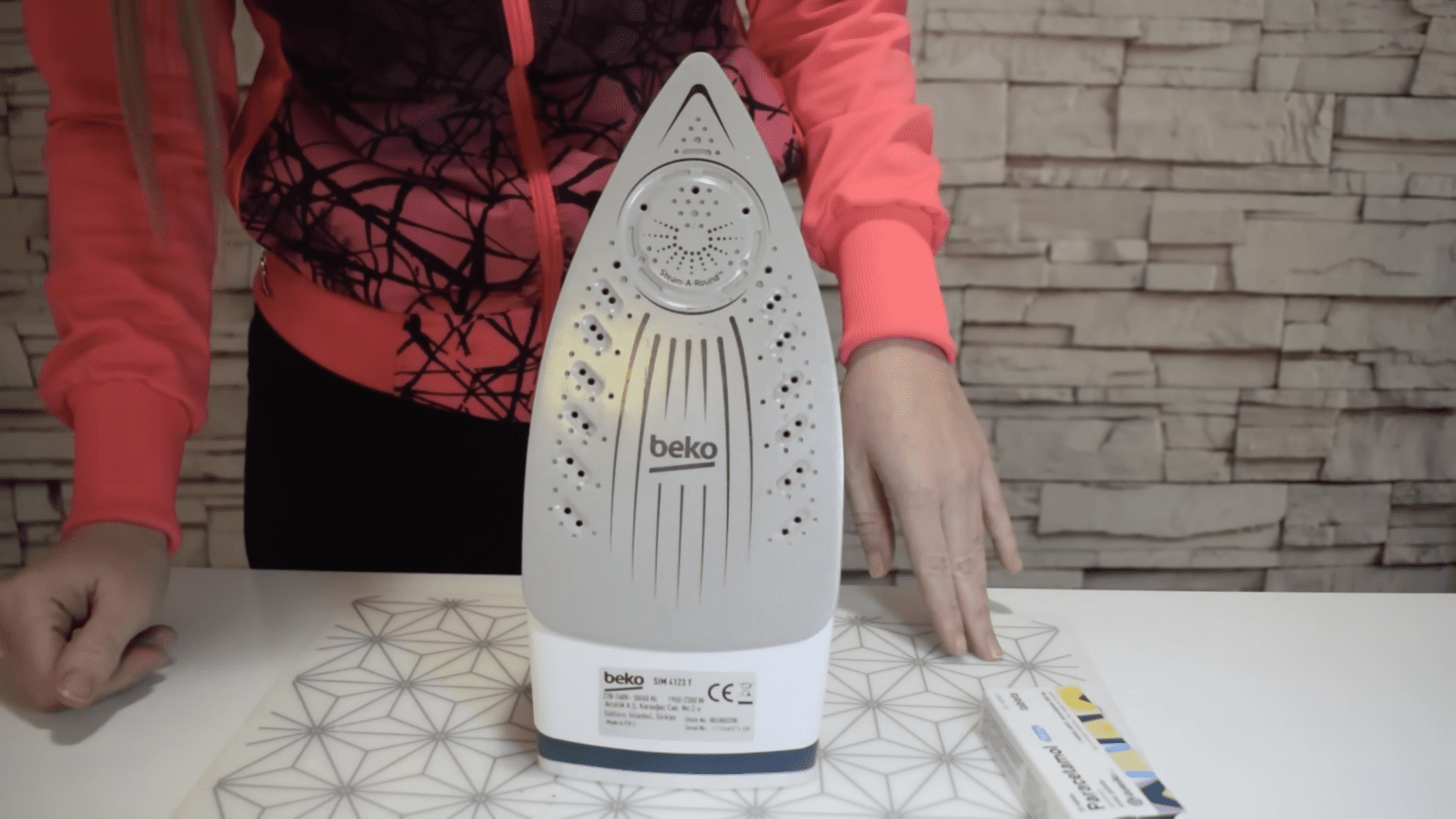 Експерти назвали простий спосіб очистити праску від нагару. Фото:YouTube/Uradi Sama- Ideje za kreativce