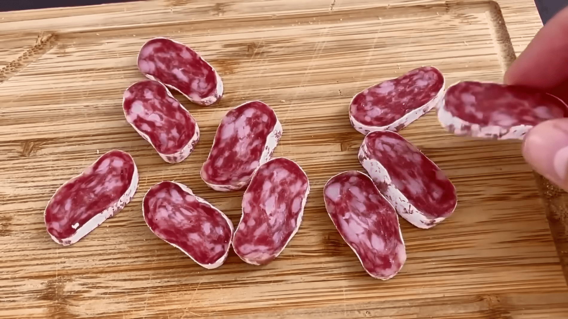 Кухарі розповіли, що насправді означає білий наліт на ковбасі фует. Фото: YouTube/Діалоги про їжу