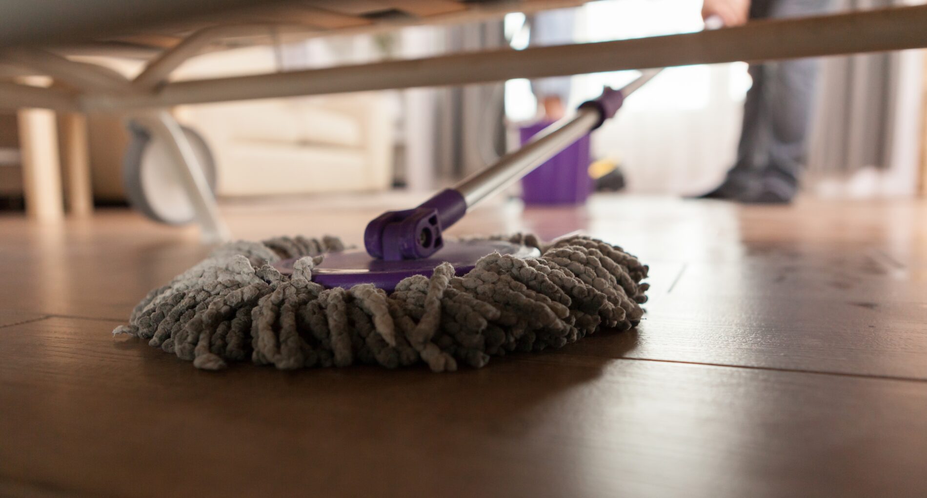Господині розповіли, чим мити підлогу, щоб пил осідав менше. Фото: Freepik