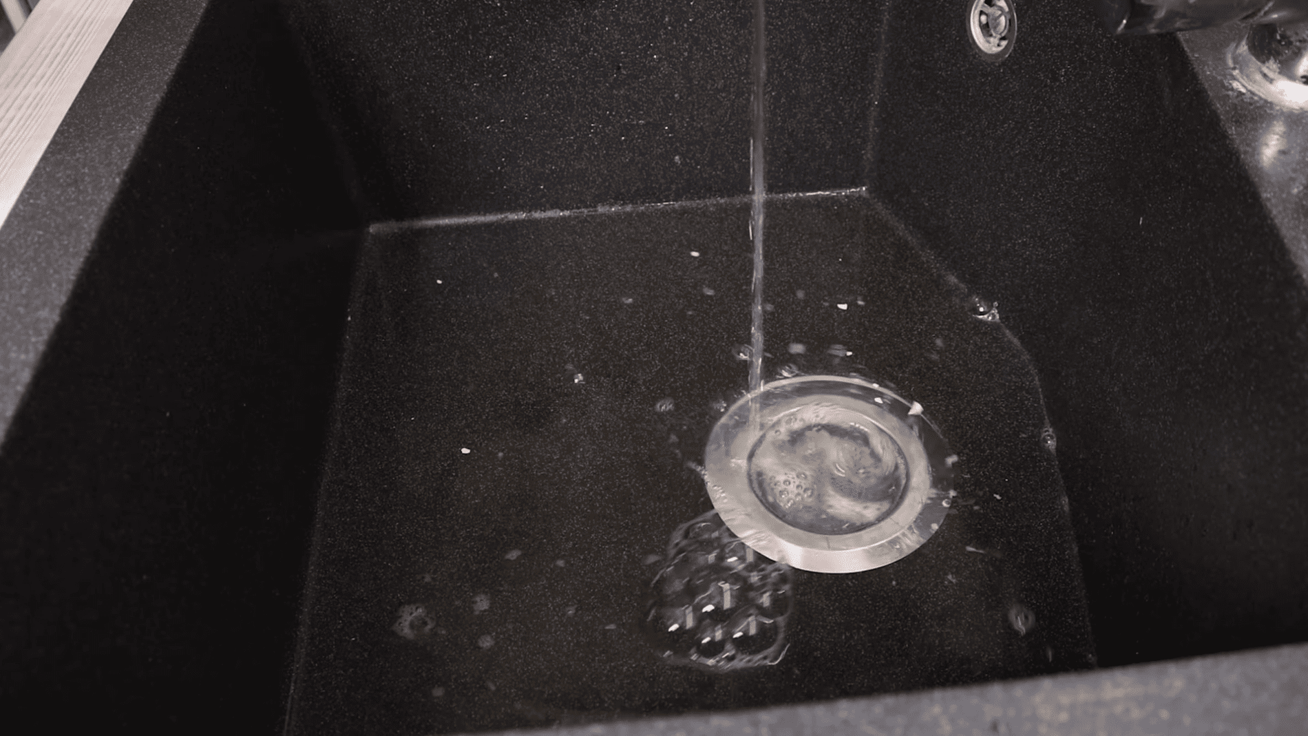 Сантехніки розповіли, як усунути проблему повільного стікання води в раковині. Фото: YouTube/ Gaga Home