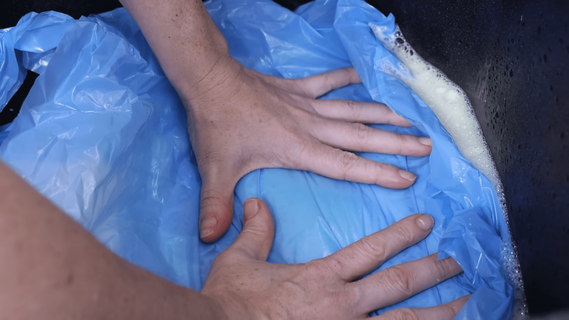 Сантехніки розповіли, як усунути проблему повільного стікання води в раковині. Фото: YouTube/ Gaga Home