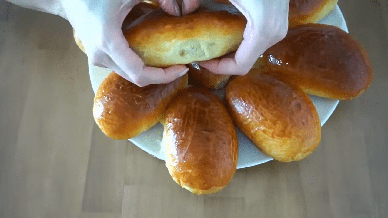 Кухарі назвали найкращий рецепт печених пиріжків. Фото: YouTube/СМАК ХАТИ