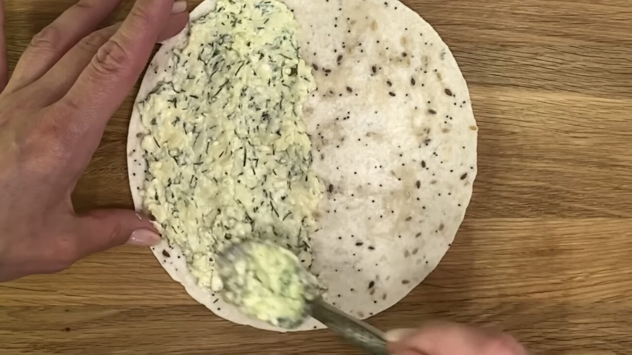 Господині розповіли, як приготувати лінивий хачапурі з лаваша. Фото: YouTube Жовта морква  