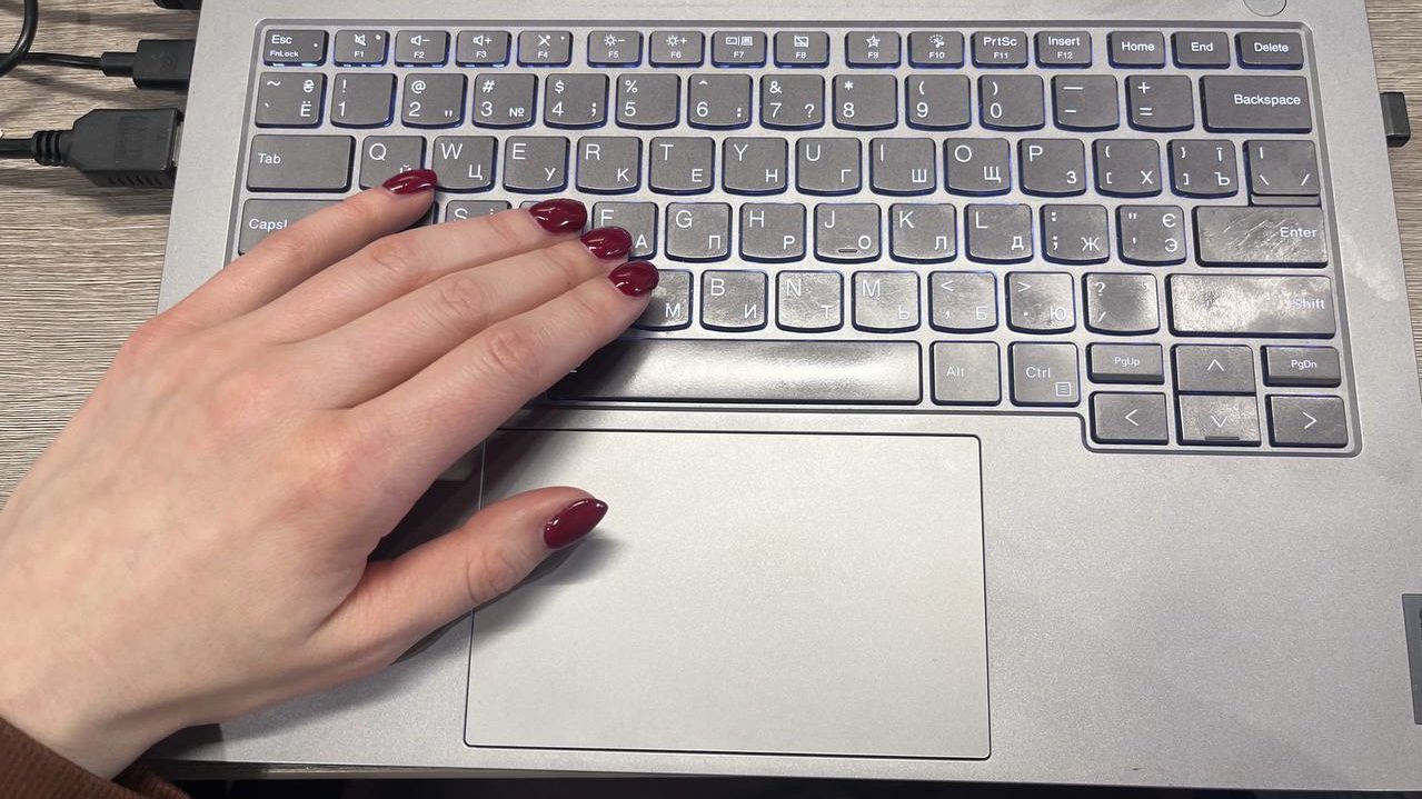 Експерти розповіли, чому потрібно регулярно чистити клавіатуру. Фото: Добрі новини Експерти розповіли, чому потрібно регулярно чистити клавіатуру. Фото: Добрі новини