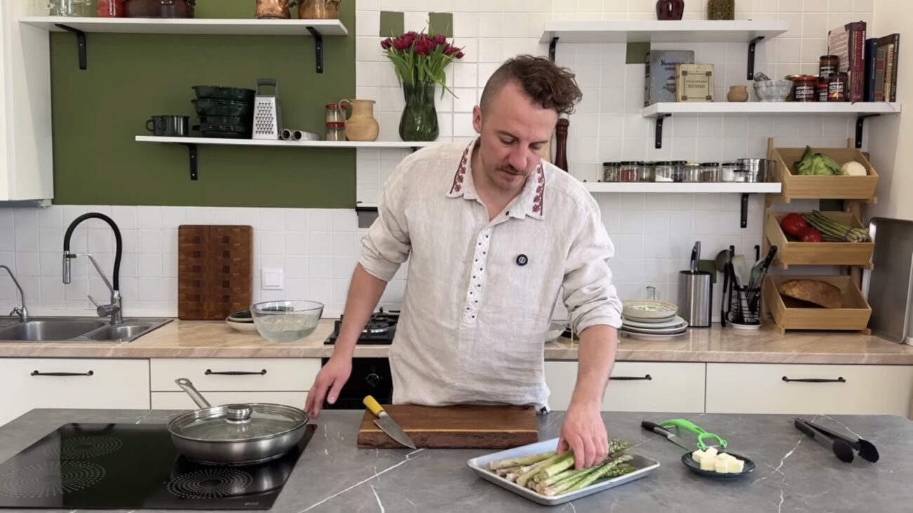 Євген Клопотенко поділився рецептом ідеальної спаржі на сковороді. Фото: YouTube Yevhen Klopotenko  