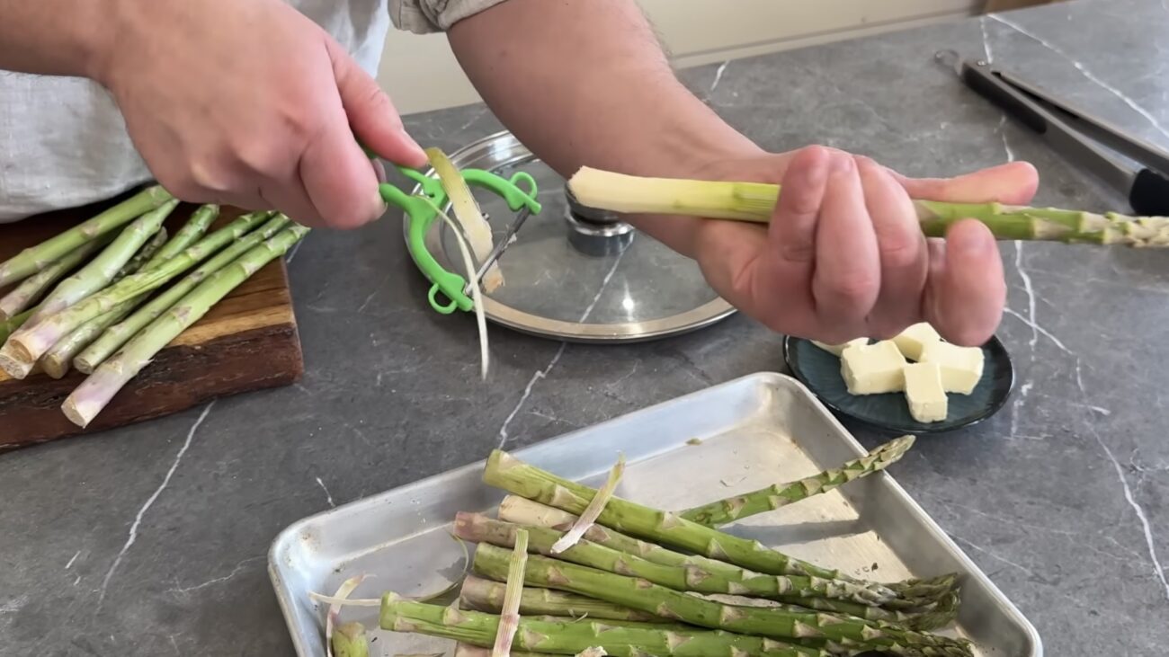 Євген Клопотенко поділився рецептом ідеальної спаржі на сковороді. Фото: YouTube Yevhen Klopotenko 