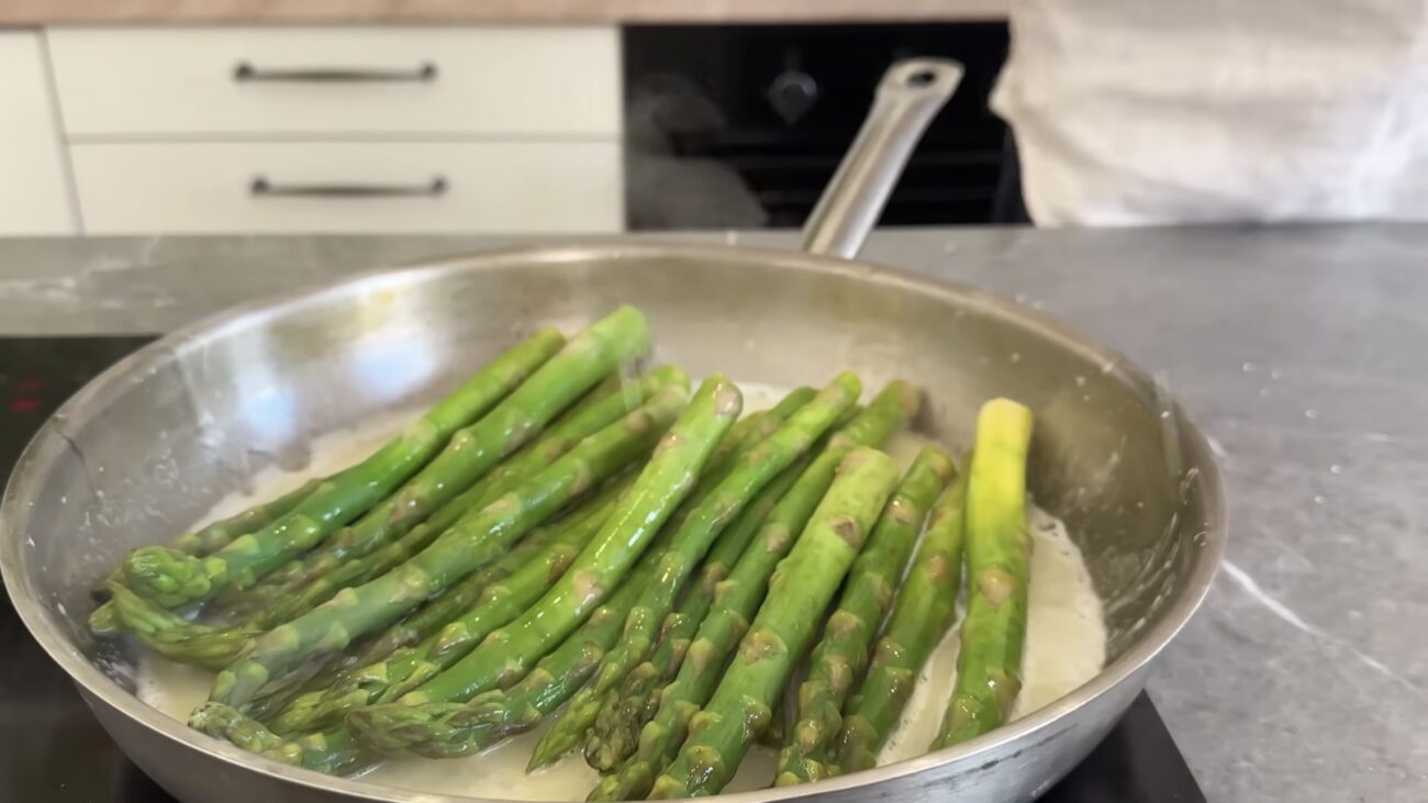 Євген Клопотенко поділився рецептом ідеальної спаржі на сковороді. Фото: YouTube Yevhen Klopotenko 