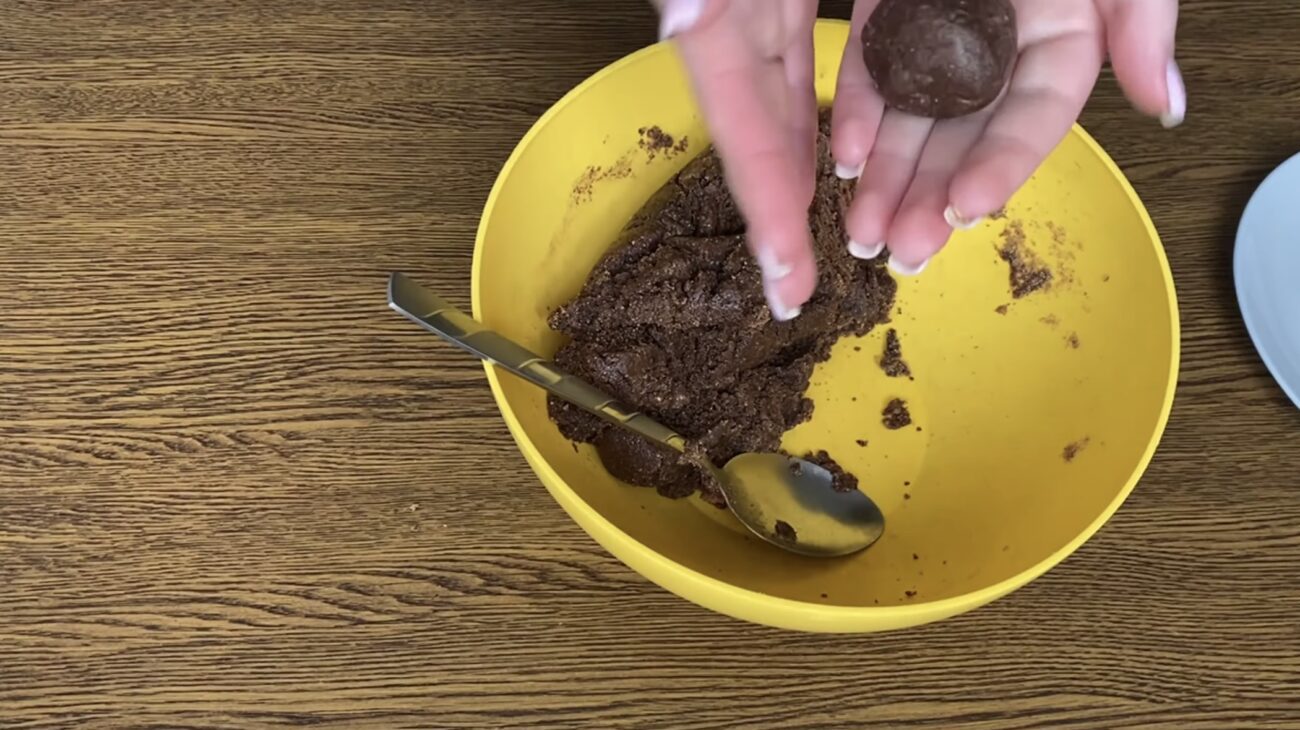 Господині розповіли, як приготувати смачну страву із черствих пасок. Фото: YouTube AnlikaMk_food 