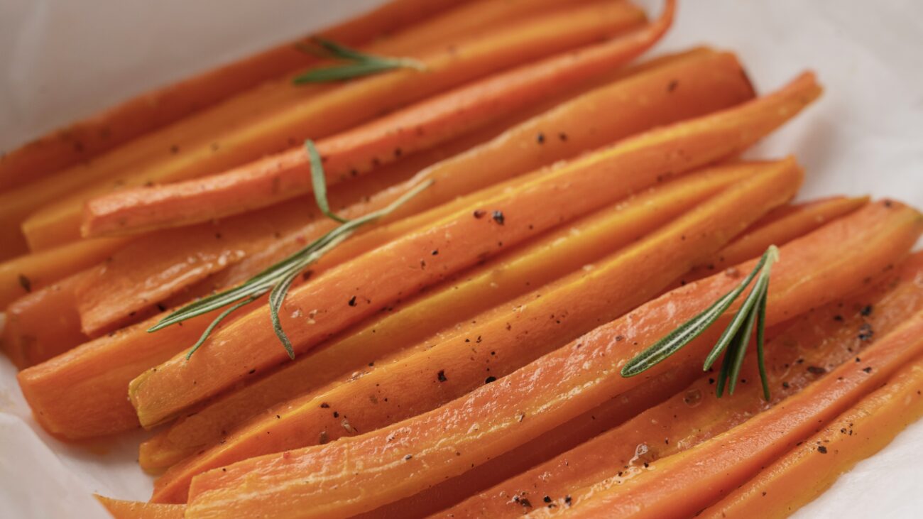 Кухарі розповіли, скільки часу потрібно варити моркву для різних страв. Фото: Freepic 