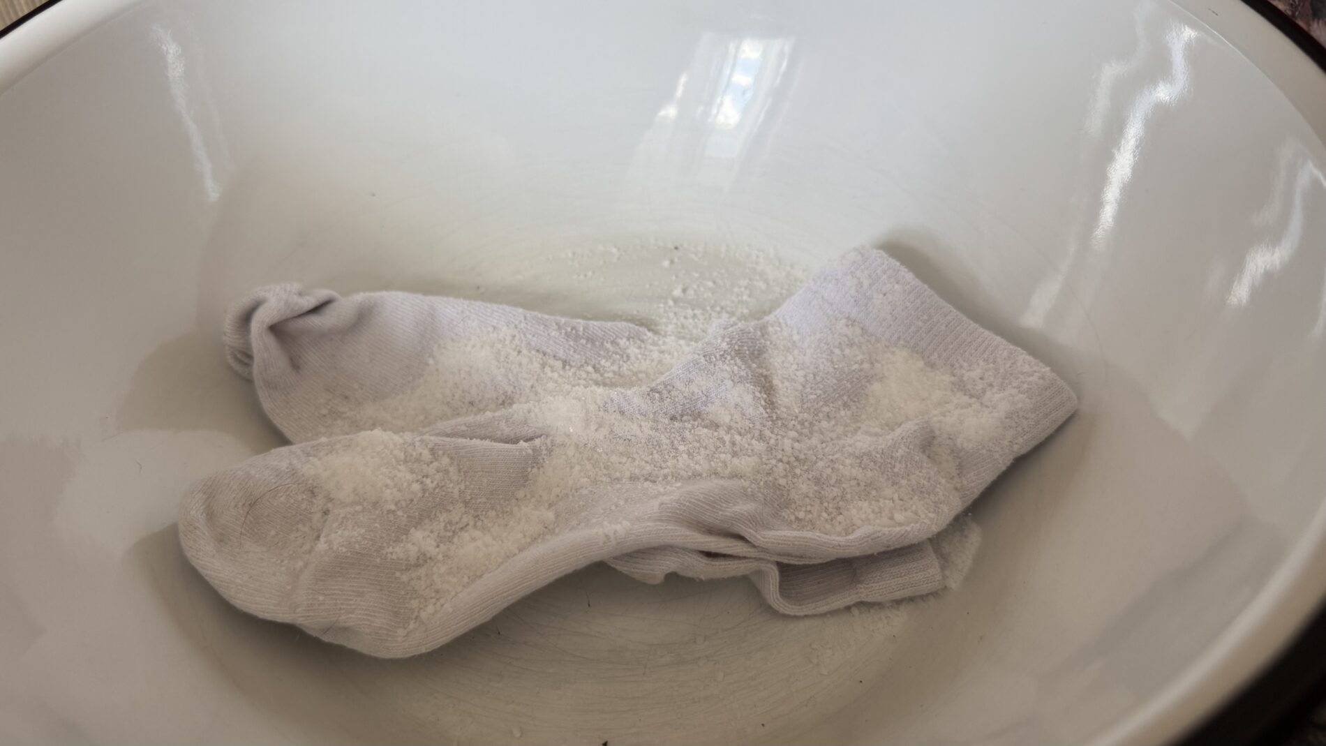 Господині розповіли, навіщо посипати шкарпетки сіллю. Фото: Добрі новини  