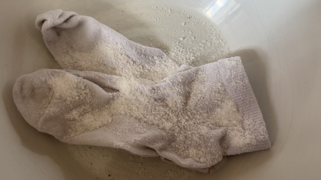 Господині розповіли, навіщо посипати шкарпетки сіллю. Фото: Добрі новини 