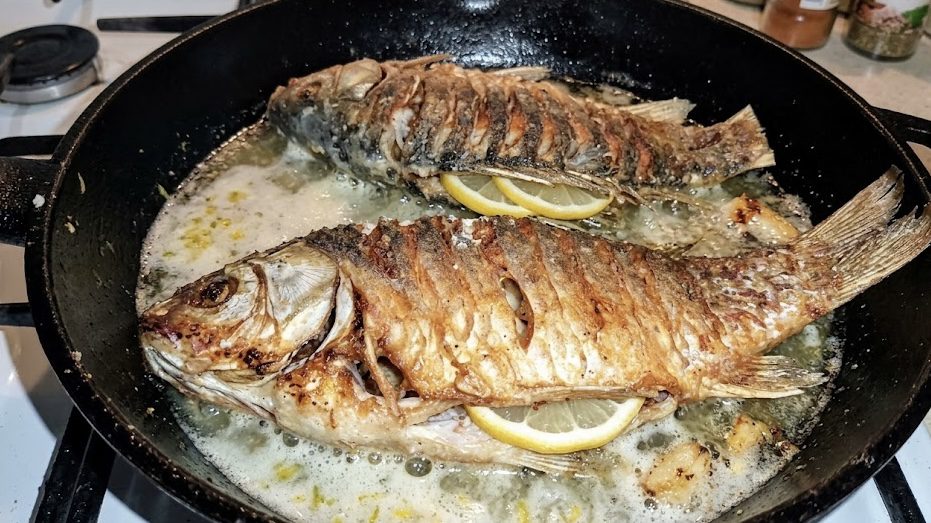 Кулінари розповіли, чому рибу не поливають лимоном перед смаженням. Фото: Добрі новини  