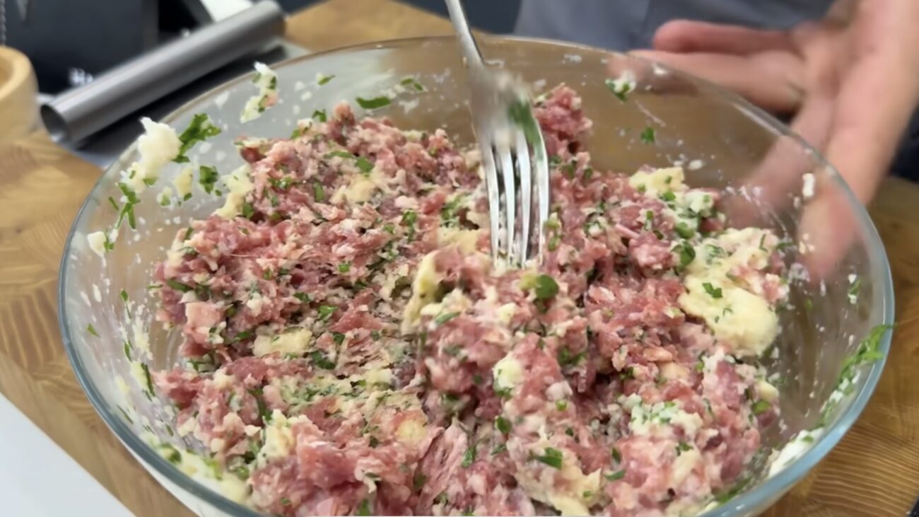 Господині розповіли рецепт дуже соковитих домашніх котлет. Фото: YouTube Іван Янюк 