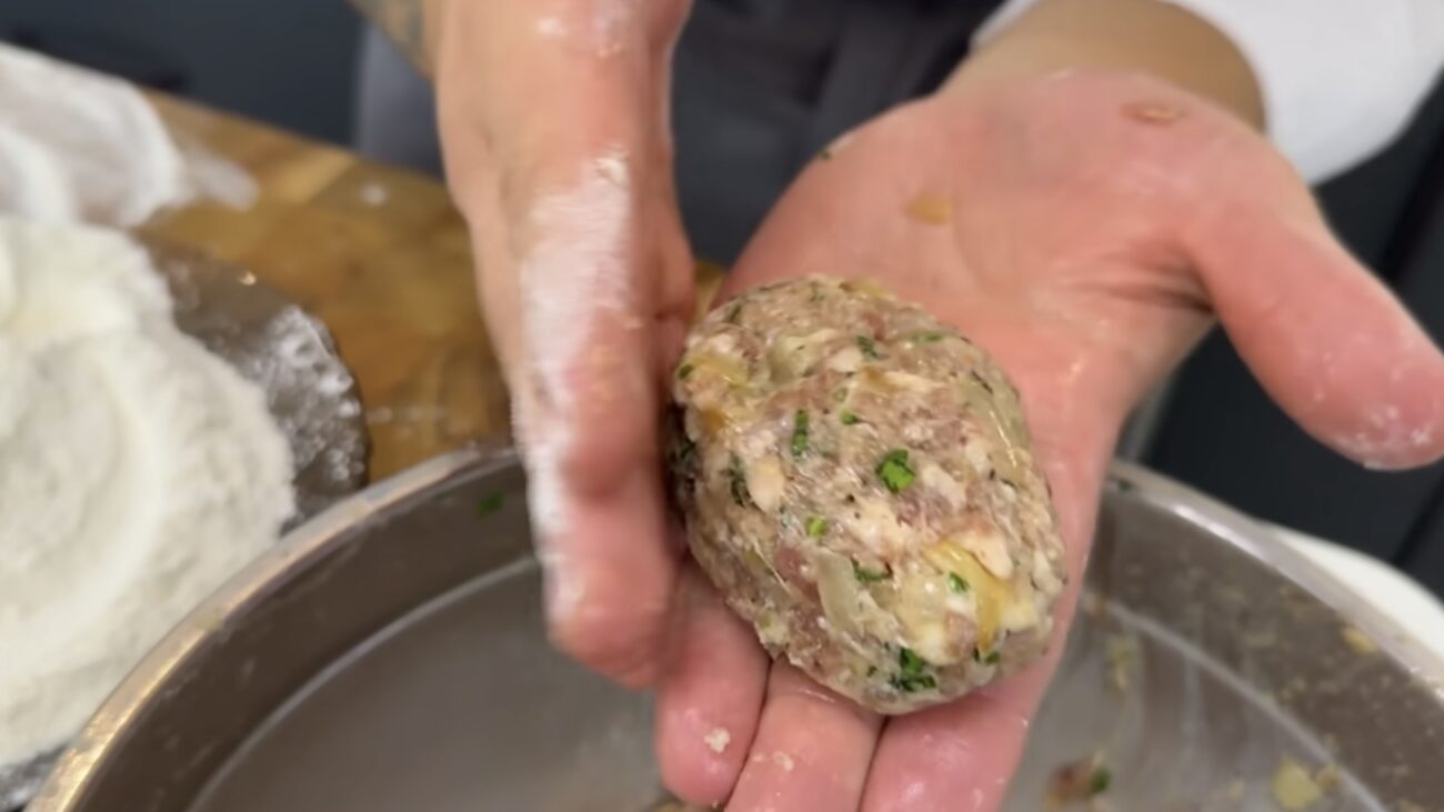 Господині розповіли рецепт дуже соковитих домашніх котлет. Фото: YouTube Іван Янюк 