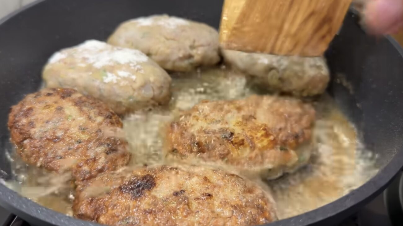 Господині розповіли рецепт дуже соковитих домашніх котлет. Фото: YouTube Іван Янюк 