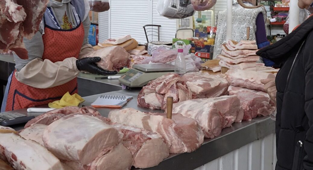 Яку частину свинини краще не купувати взагалі, а яку можна і треба обирати 