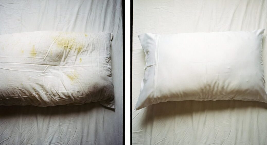 Подушки пропахли потом і стали плоскими, як дошка: але не біда! Простий спосіб “оживити” їх за 40 хвилин 