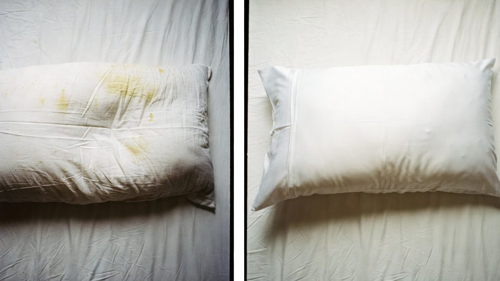 Господині розповіли, як привести до ладу стару подушку без прання. Фото: Добрі новини 