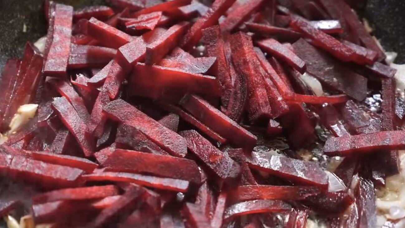 Господині розповіли рецепт справжнього українського борщу. Фото: YouTube НАШІ БЕСАГИ - їжа та рецепти 