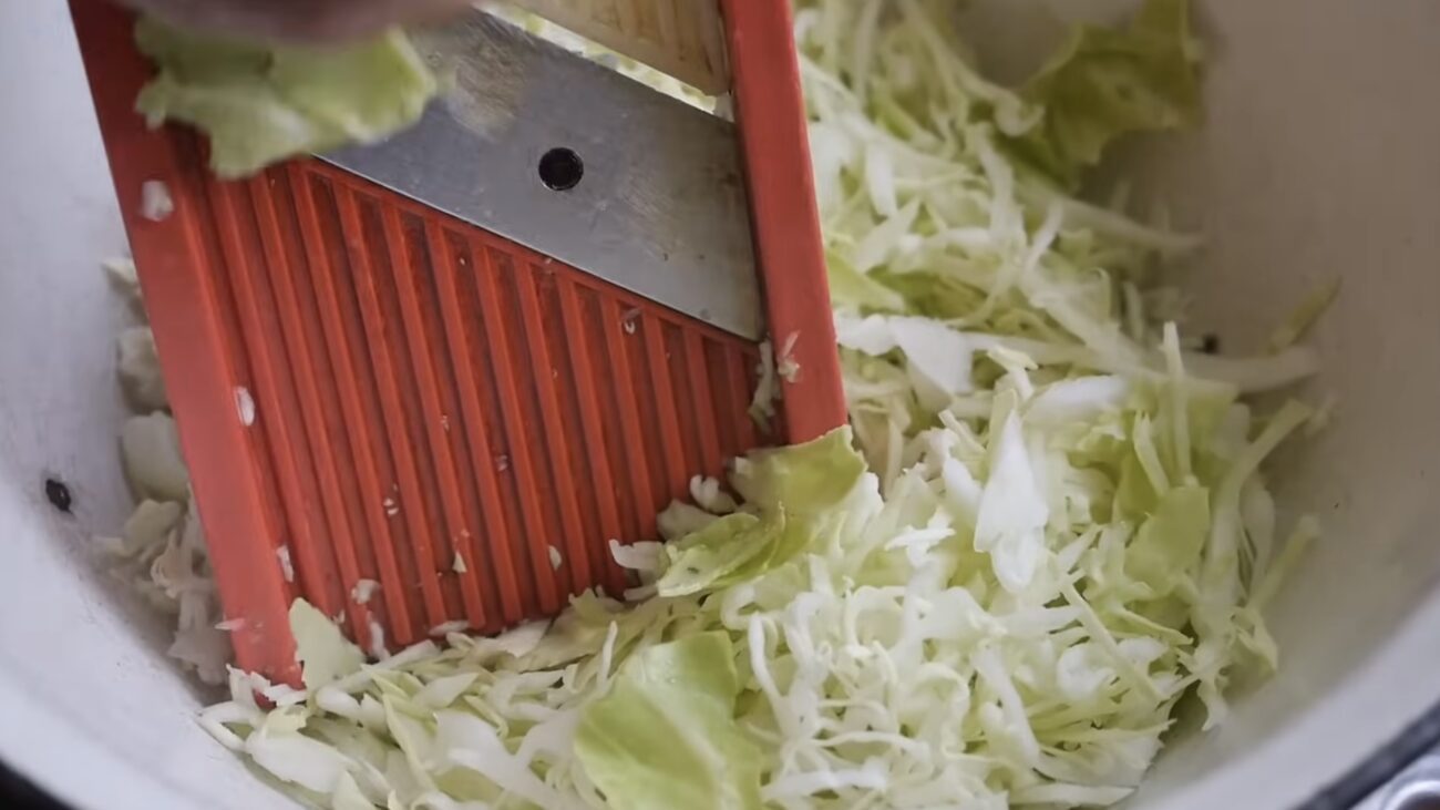 Господині розповіли рецепт справжнього українського борщу. Фото: YouTube НАШІ БЕСАГИ - їжа та рецепти 