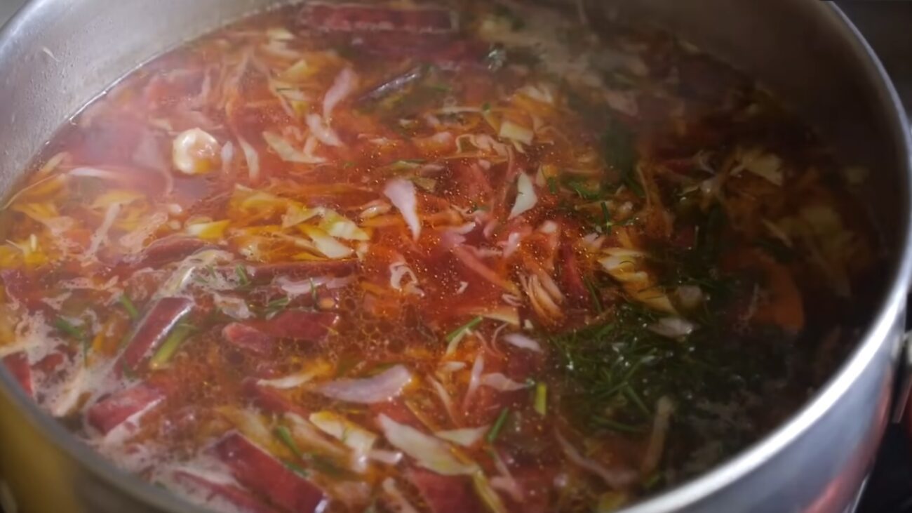 Господині розповіли рецепт справжнього українського борщу. Фото: YouTube НАШІ БЕСАГИ - їжа та рецепти 